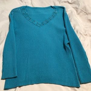 Long sleeve sweater.